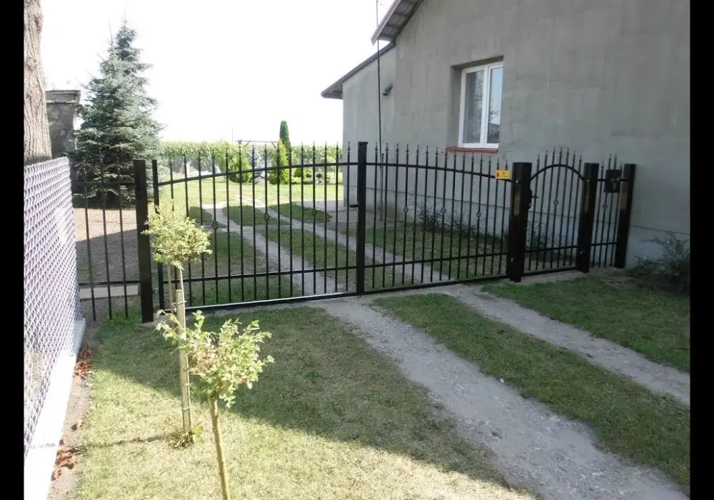 Jak zrobić bramę dwuskrzydłową? poradnik krok po kroku
