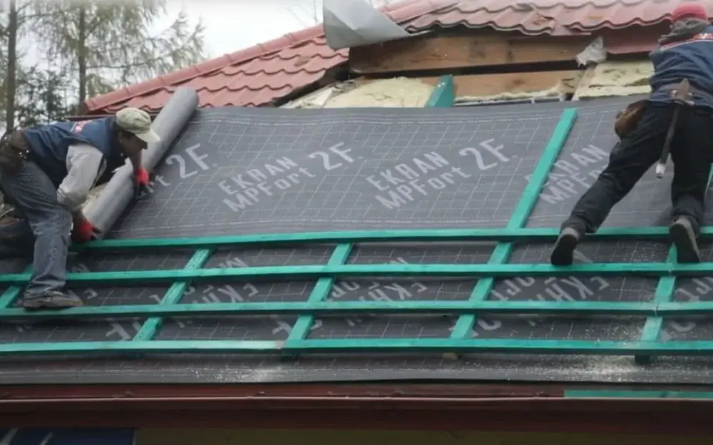 Jaką folię pod wełnę mineralną na strop wybrać: praktyczny poradnik