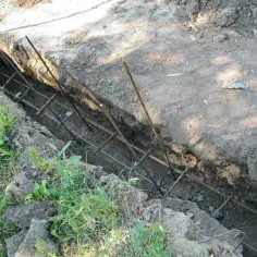 Jak prawidłowo wykonać beton pod słupki ogrodzeniowe? Proste rady