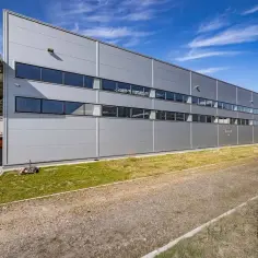 Projektowanie hali z płyty warstwowej – kluczowe aspekty