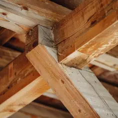 Połączenie jętki z krokwią: 4 kluczowe techniki dla solidnej konstrukcji