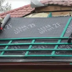 Jaką folię pod wełnę mineralną na strop wybrać: praktyczny poradnik