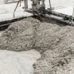 Jaki cement pod kostkę brukową? Wybierz najlepszy materiał