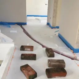 Montaż folii na posadzki pod styropian: Kluczowe etapy 