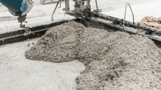 Jaki cement pod kostkę brukową? Wybierz najlepszy materiał