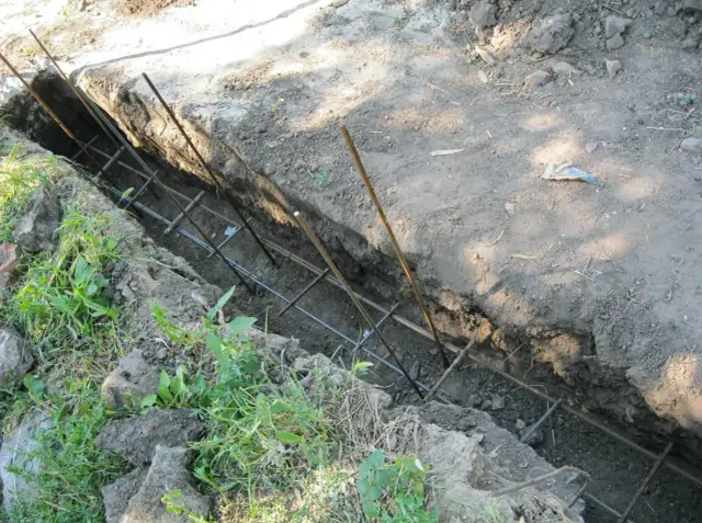 Jak prawidłowo wykonać beton pod słupki ogrodzeniowe? Proste rady